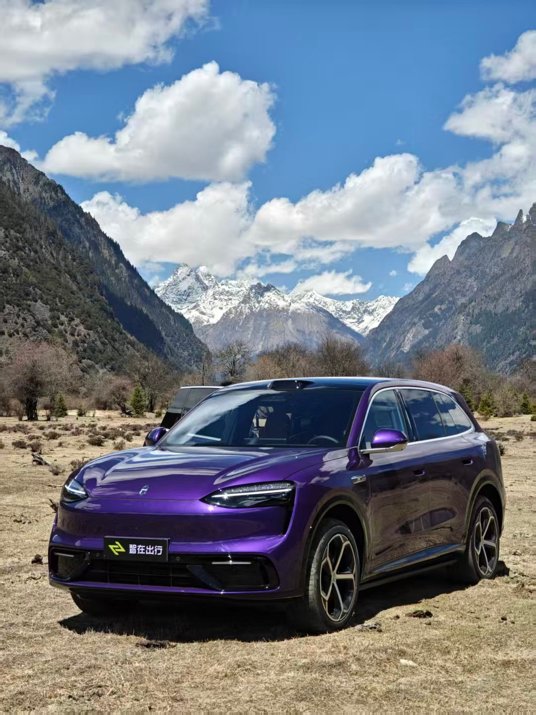 光线足到底有多重要，你看问界M6这个紫色，透出镜面了