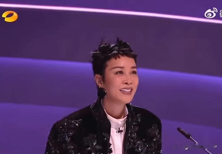 那英剪了个狗啃头严重怀疑这个发型师是窦靖童介绍的多看几眼，看着看着竟然看顺眼