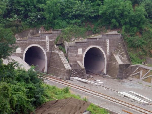 8米,区间断面主要为单线单洞马蹄形隧道,开挖高度6.72米,宽度6.