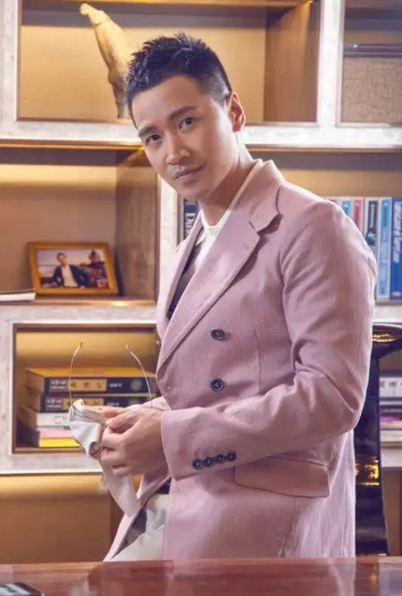 何晟铭这辈子最执着的事，或许不是跟于正合作，也不是钻研演戏，而是反复改名。他