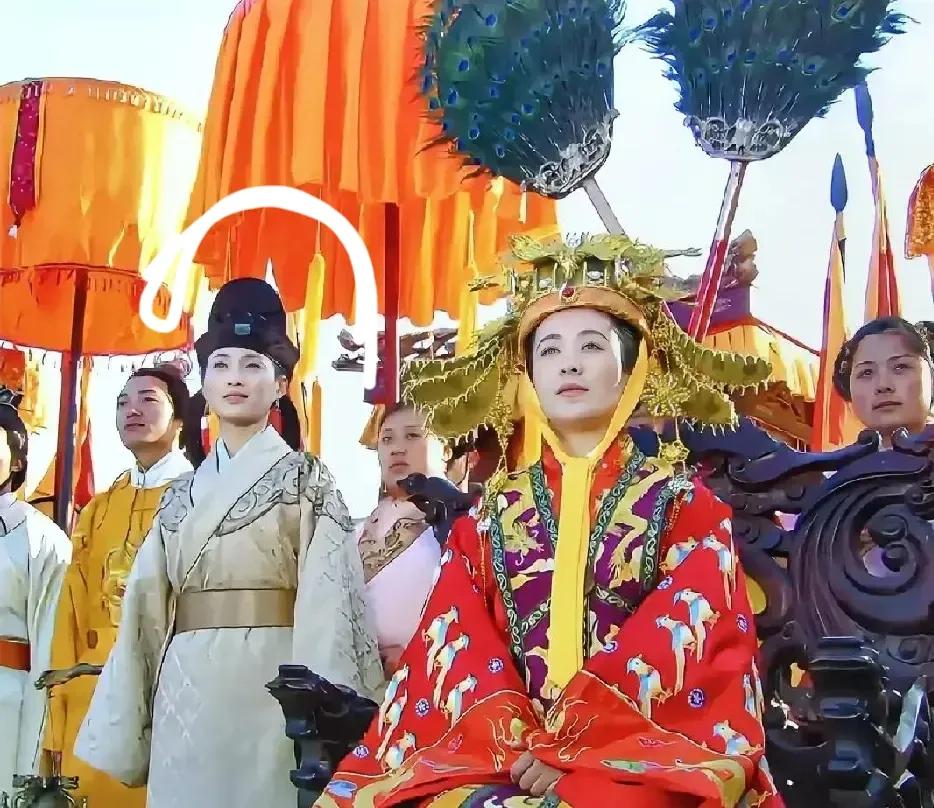 剧雪版马皇后，明初代封后服，我注意看的是，旁边女随从戴的帽子还类似晚唐到宋的垂脚