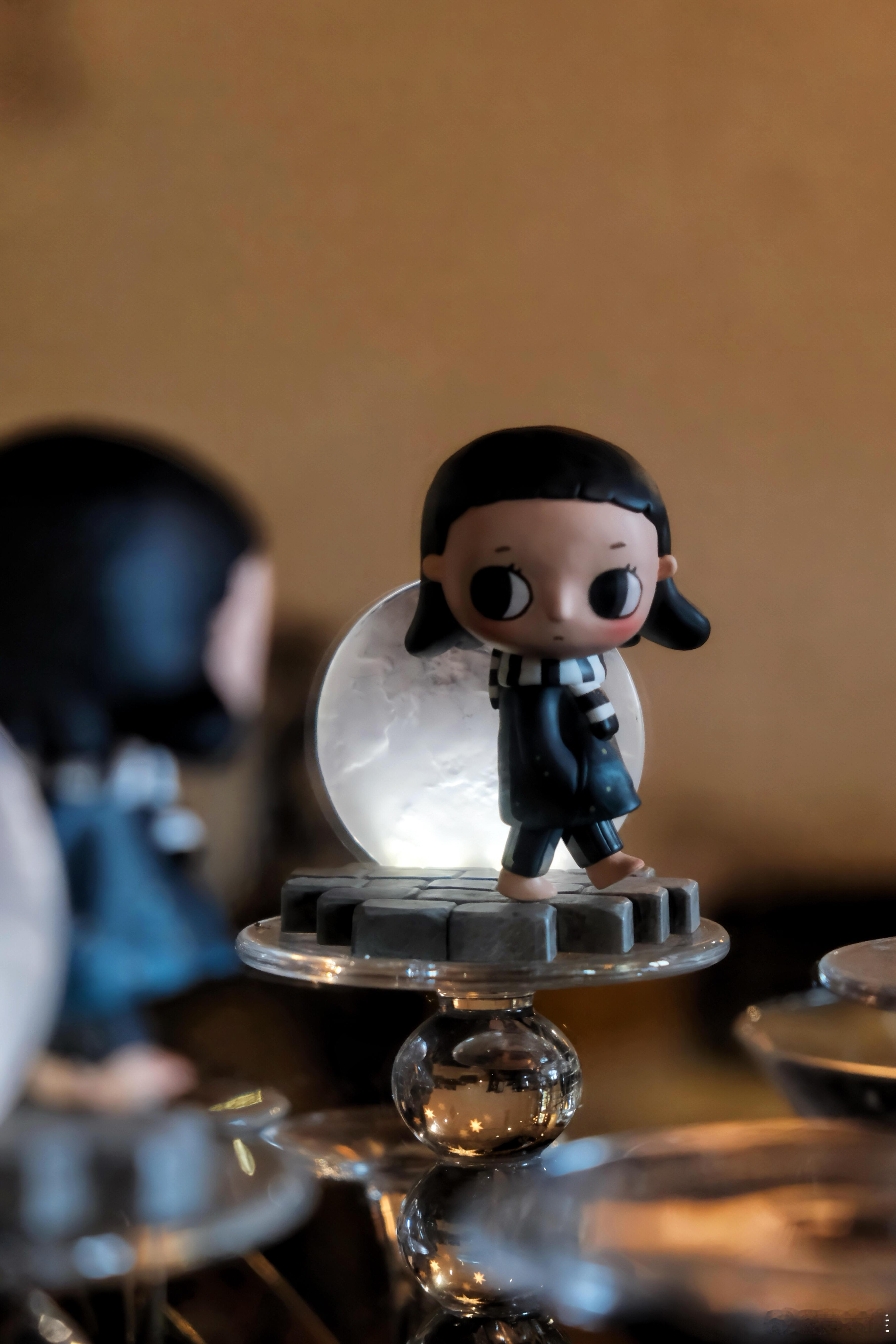 一个人逐渐变强大的信号，就是不再在关系中"寻求被理解"。作为一个过度依赖情绪价值