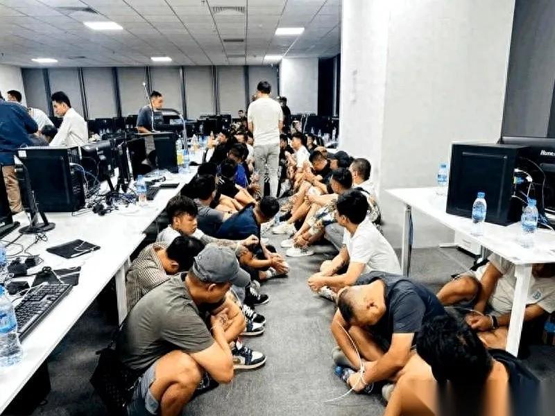 下午四点，金边。荷枪实弹的警察冲进一栋34层的大楼。抓了80个搞电信诈骗的