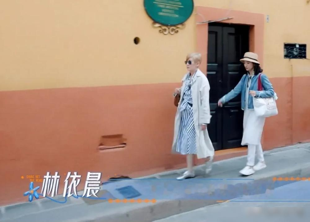 吴君如问林依晨，给孩子买衣服花不少钱吧？林依晨没有正面回答，只说会捡朋友孩子的旧衣服穿。孩子长得快，