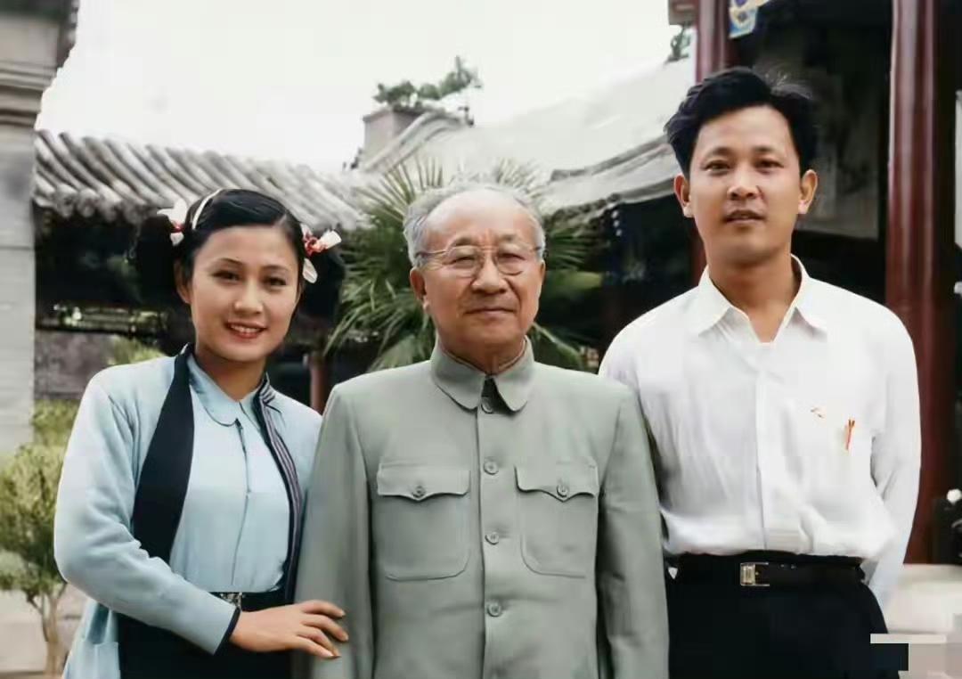 1957年，北京颐和园，海南知名琼剧表演艺术家红梅夫妇和张云逸将军的合影。张云逸