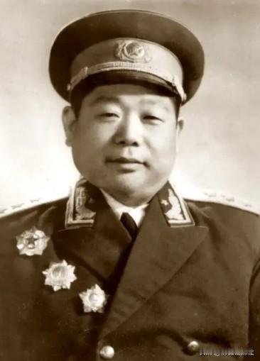 1982年，陈锡联将军的二儿子陈再文牺牲了，当时，陈锡联的年纪大了，中央害怕他会