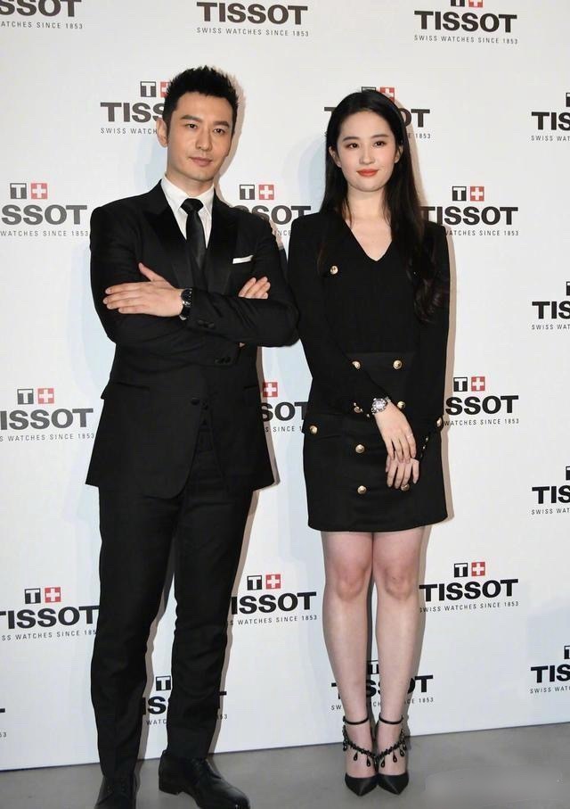 明星们果然只要脸好看就行，看刘亦菲和黄晓明合照就知道​​​