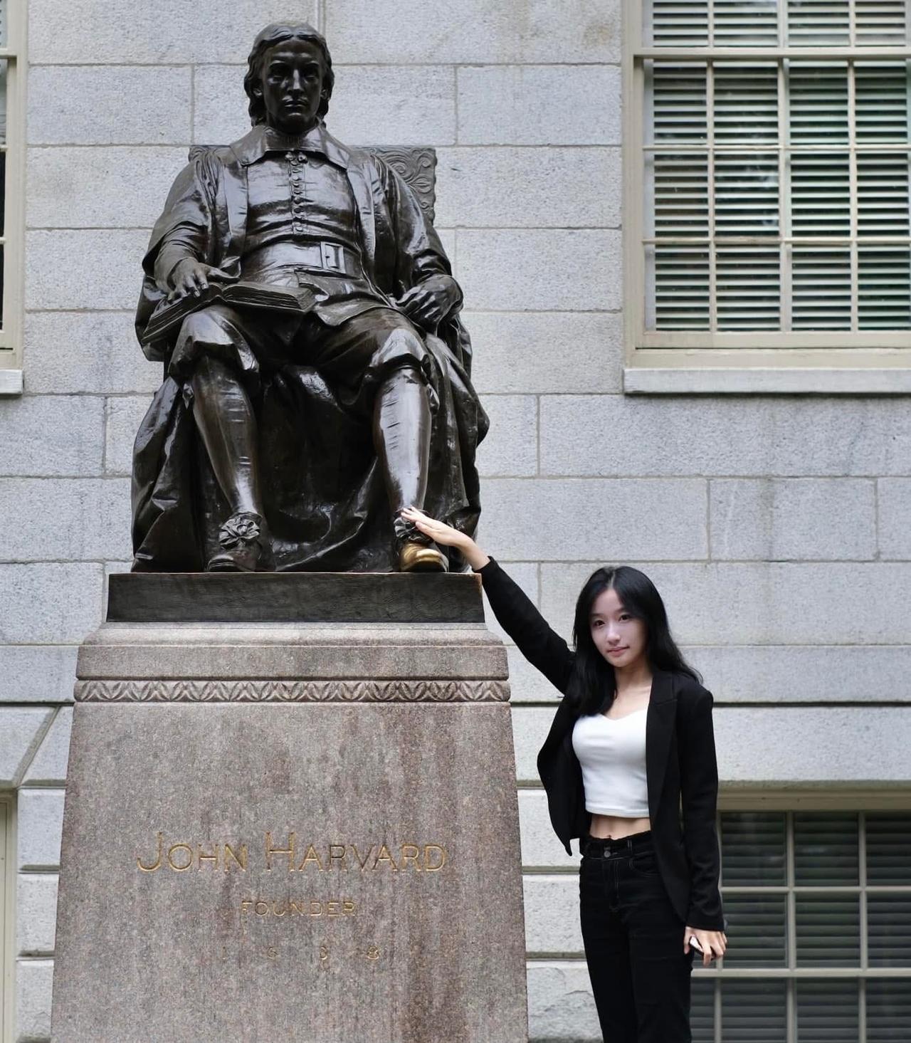 国民党主席郑丽文访问大陆，出乎意料的把国际事务部主任董佳瑜带过来了。董佳瑜今年3