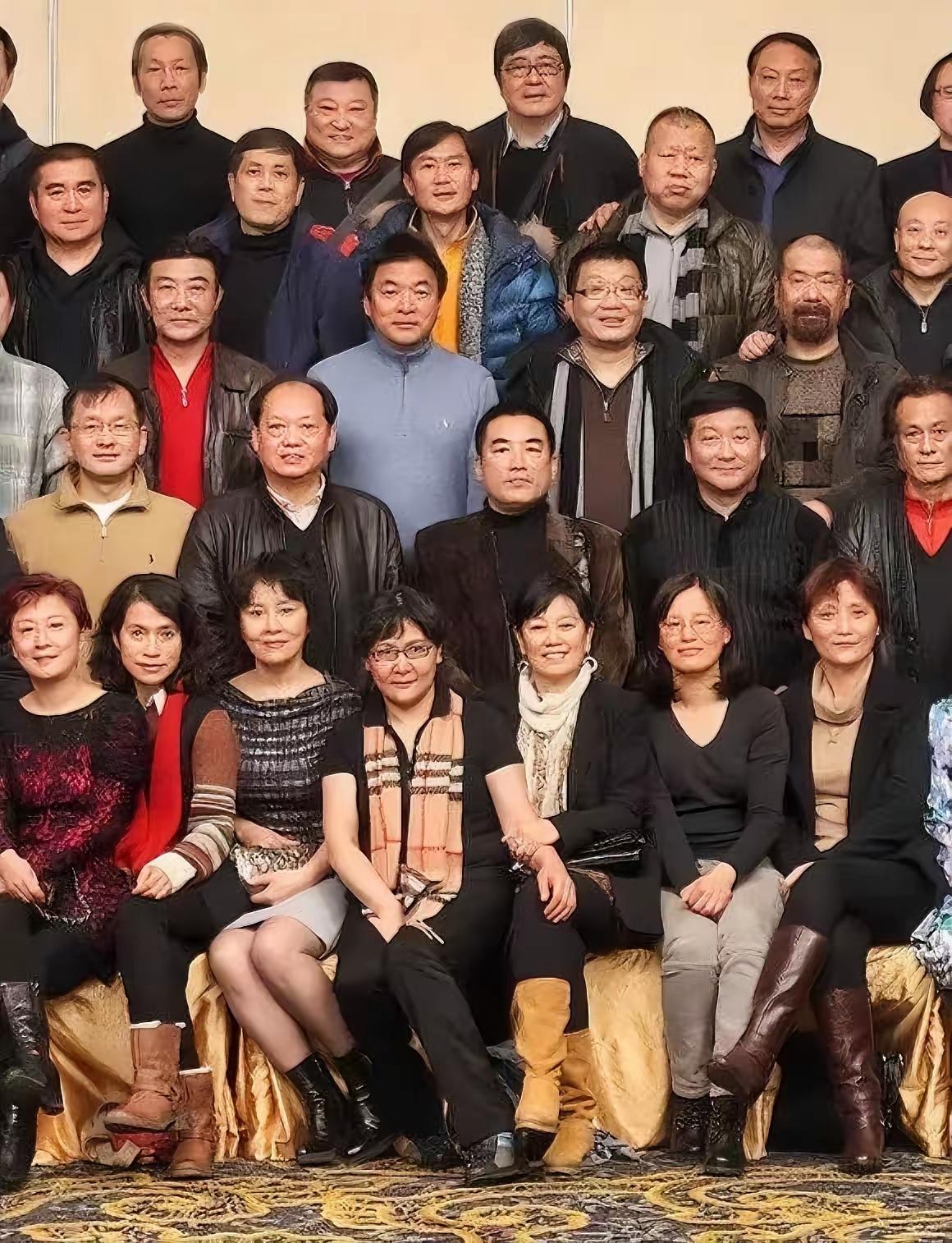 这张照片是北京电影学院表演系78班同学的聚会合影：前排我只认出了端庄娴雅的马