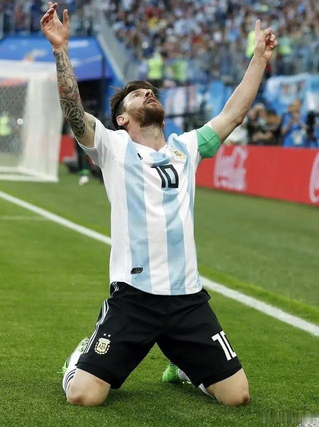 关于梅西是不是球王，争议挺大。目前足球界公认的球王是贝利、马拉多纳和C罗。贝利三