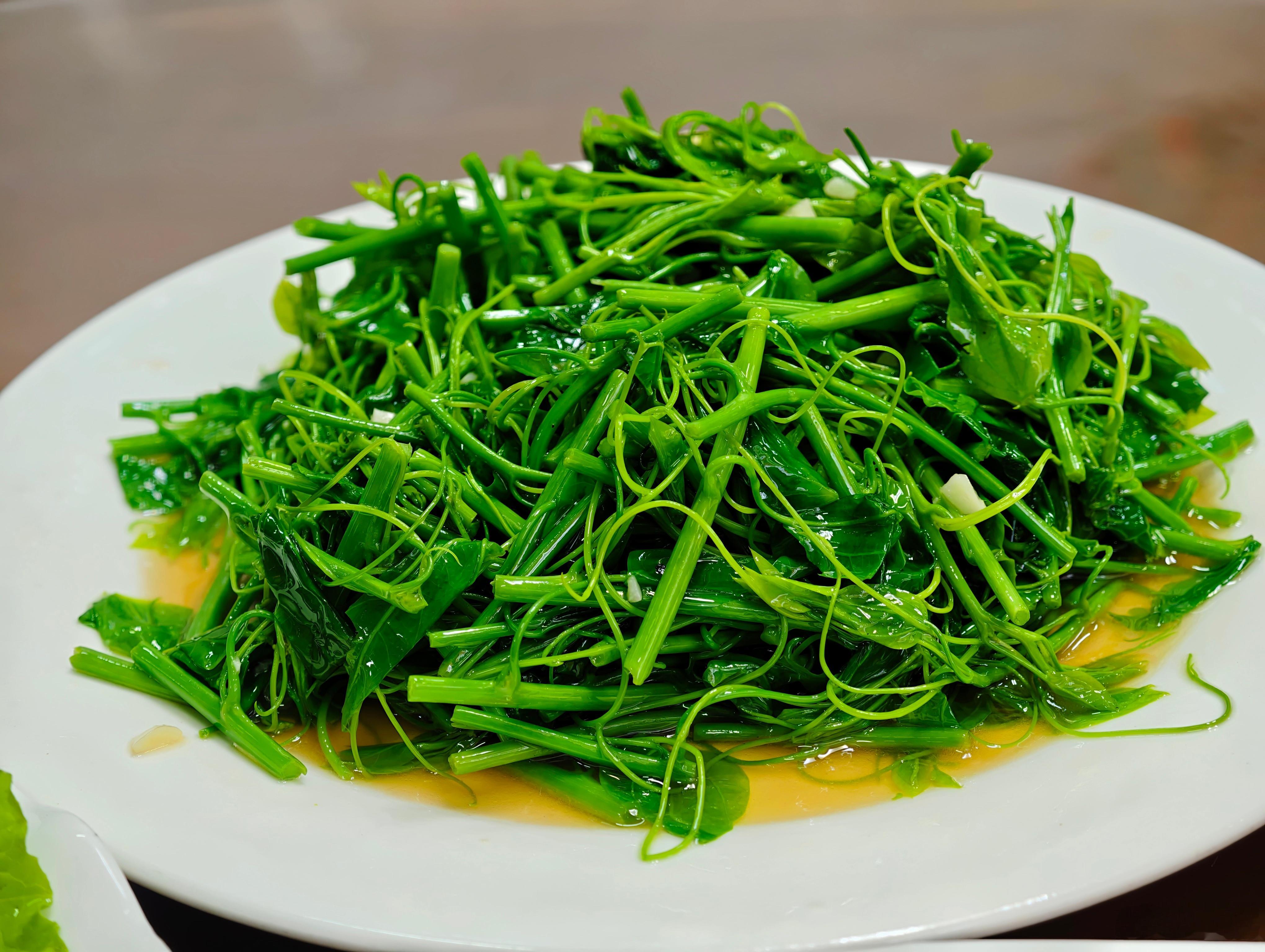 本地朋友推荐的特色菜，广西这边鸡肉做得蛮不错，各种做法都好吃。百香果炸排骨听着有