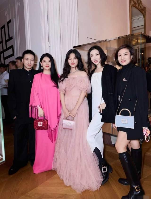 16岁的王诗龄，身高近一172了，她和嘉宾们合影一点也不怯场，而且站C位，十分稳