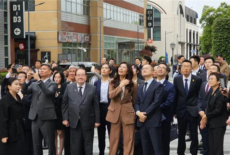 郑丽文马上要去美国了！但这次她干了件极其漂亮的事。在去华盛顿看美国人脸色前，她先