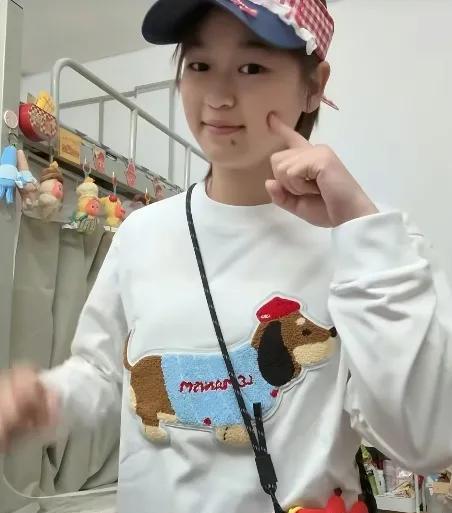 全红婵穿着白色T恤、头戴旅游帽、斜挎小包的照片真的美炸了！更让人惊喜的是，她瘦了
