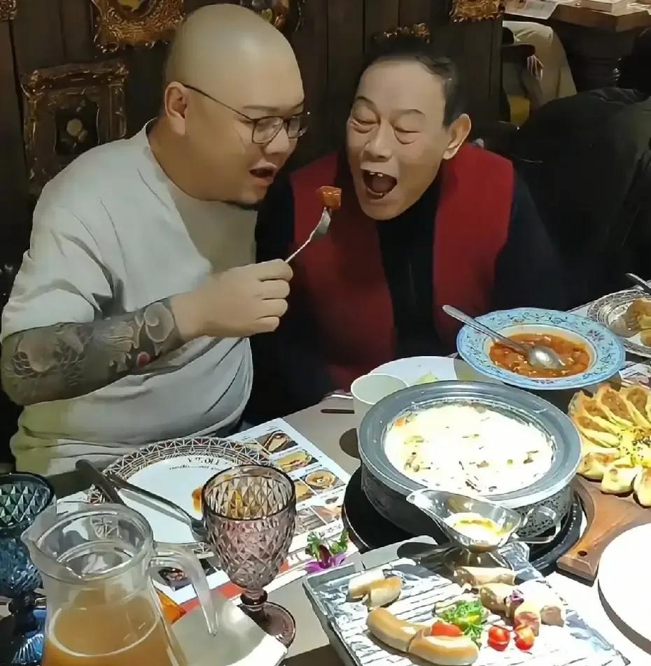 杨威被德云社请去纲丝节串场，网友第一反应是“他哥杨议会不会炸锅”我看报道说，俩人