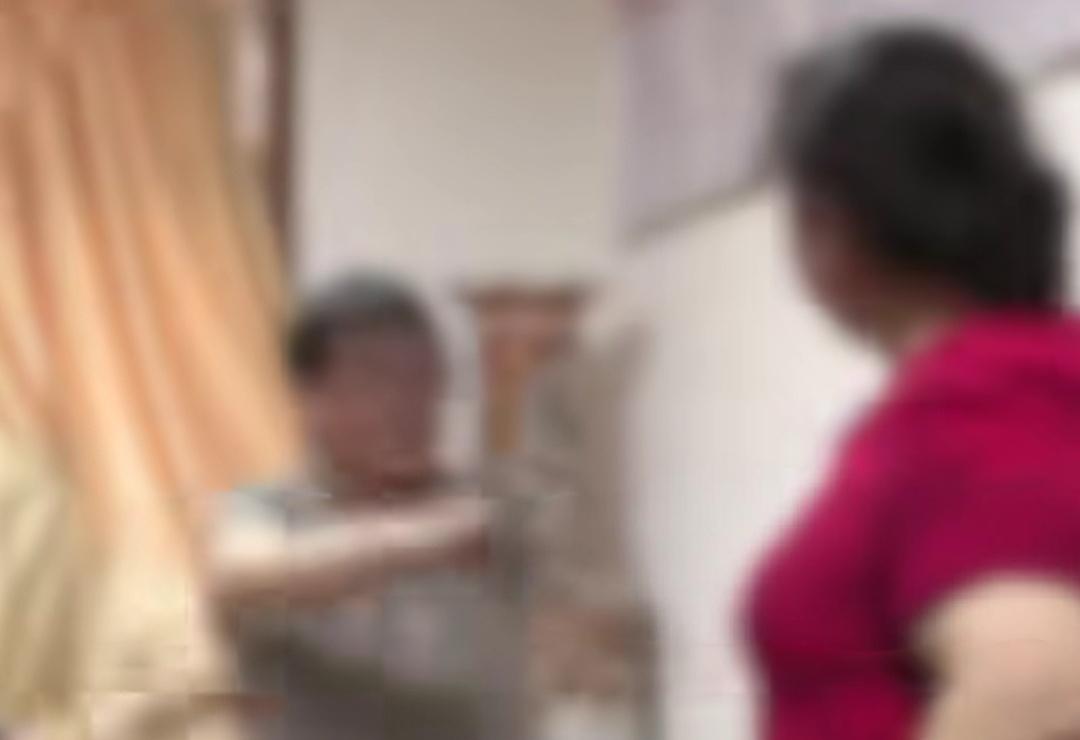小姑子因女儿出嫁给哥哥发了包喜烟，嫂子不满用土豆砸伤小姑子眼睛，嫂子被刑拘后抱怨