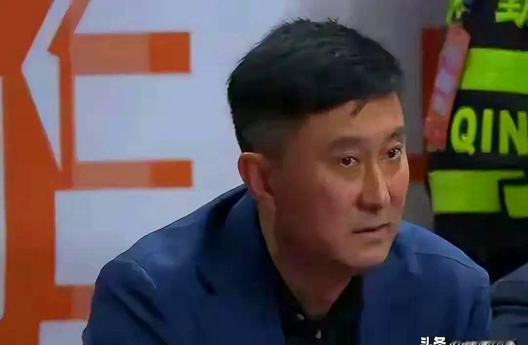 比赛刚吹完，杜锋一句话没说，黑着脸就自己走了广东输给广州这场，场上那...