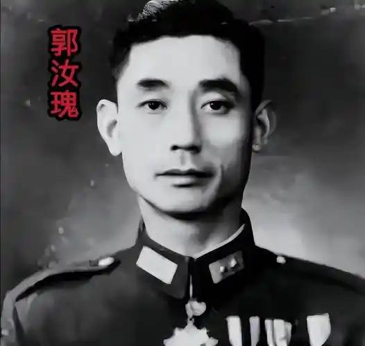 1934年，川军军长郭汝栋在望远镜里看着红军抬着担架过山脊，然后下令全军开饭。这
