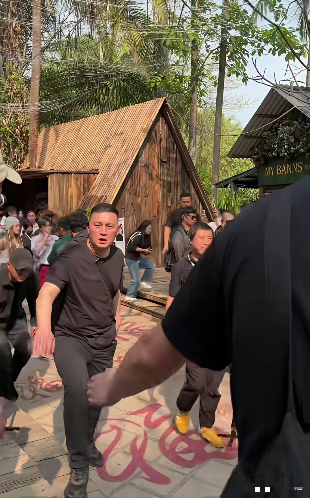 清场，谁惯的毛病，一口老痰吐它脸上！大陆明星历来可以耀武扬威，吆五喝六，没有任何