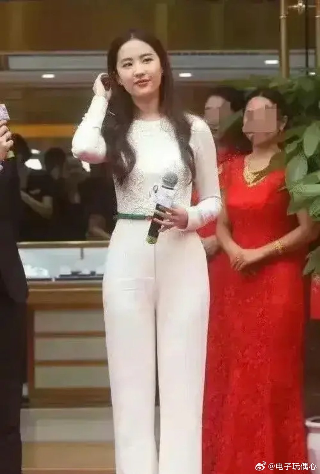 刘亦菲现身小县城商场，腰臀比例太绝，路人随手拍都封神