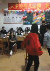 搞笑GIF: 老板有人来砸场子了, 是个女的, 砸完场子甚至还卖萌