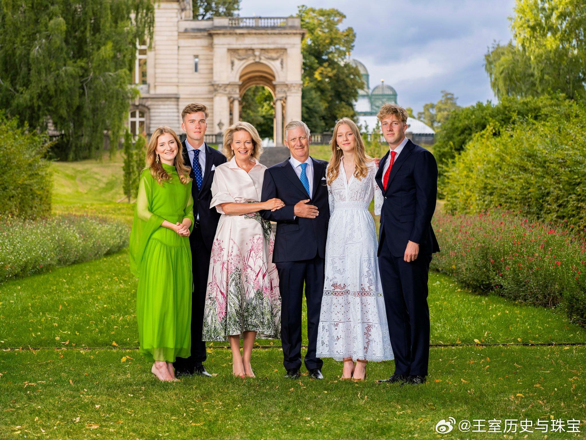 新闻2025.12.14比利时王室发布今年国王一家的圣诞贺卡，一家子都是巨人