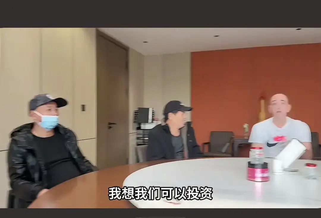 果不其然。山姆突然宣布了，准备买一块地搬出去，想要一个安静的环境。本周在北