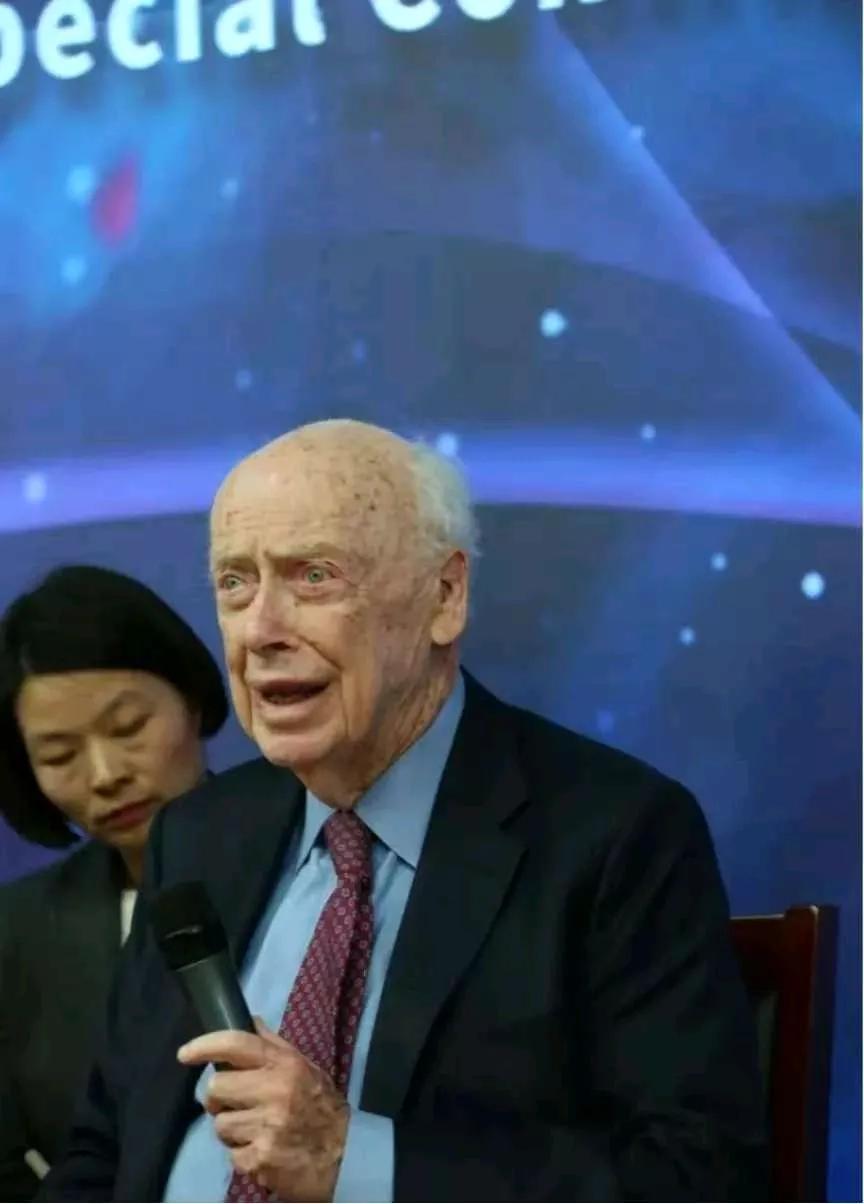 “DNA之父”詹姆斯。沃森认为，根据DNA结构显示，黑人是未进化人种，智