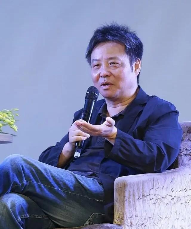 余华说：“上班久了你就会发现，同事关系都很虚伪，看你老实就欺负你，看你不
