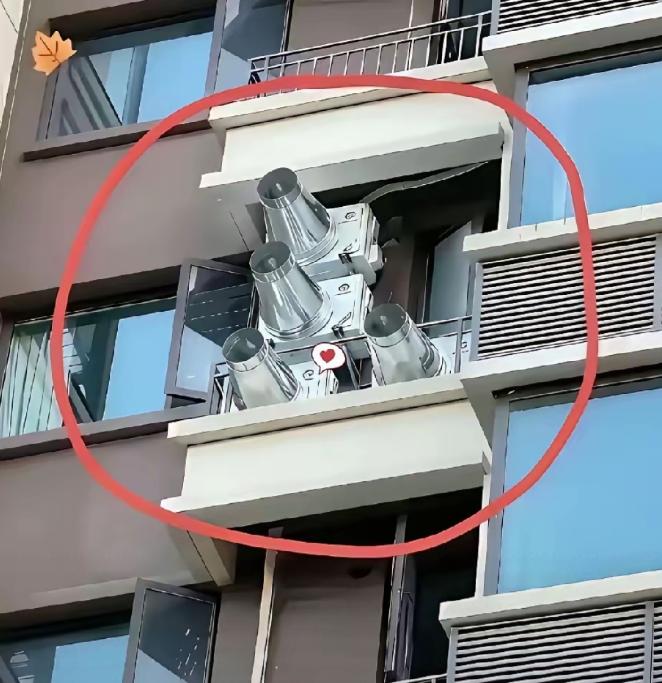 “震惊！”安徽，一男子出差回家，感到家里闷热，连忙推开窗户，突然，看见对面住户