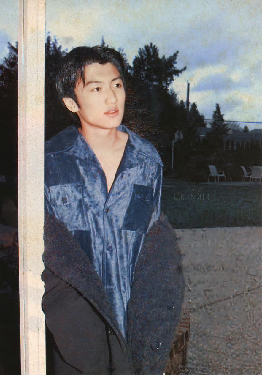 谢霆锋九十年代留子谢霆锋完全就是真少爷，九十年代的留子谢霆锋就已经穿成这样了