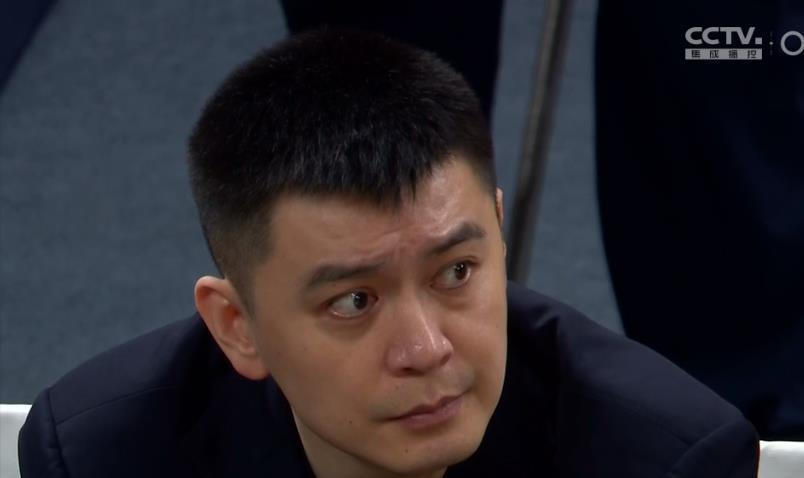 第二节被广厦41：21赢了20分，杨鸣又坐在板凳上无可奈何了，其实问题在哪一眼就