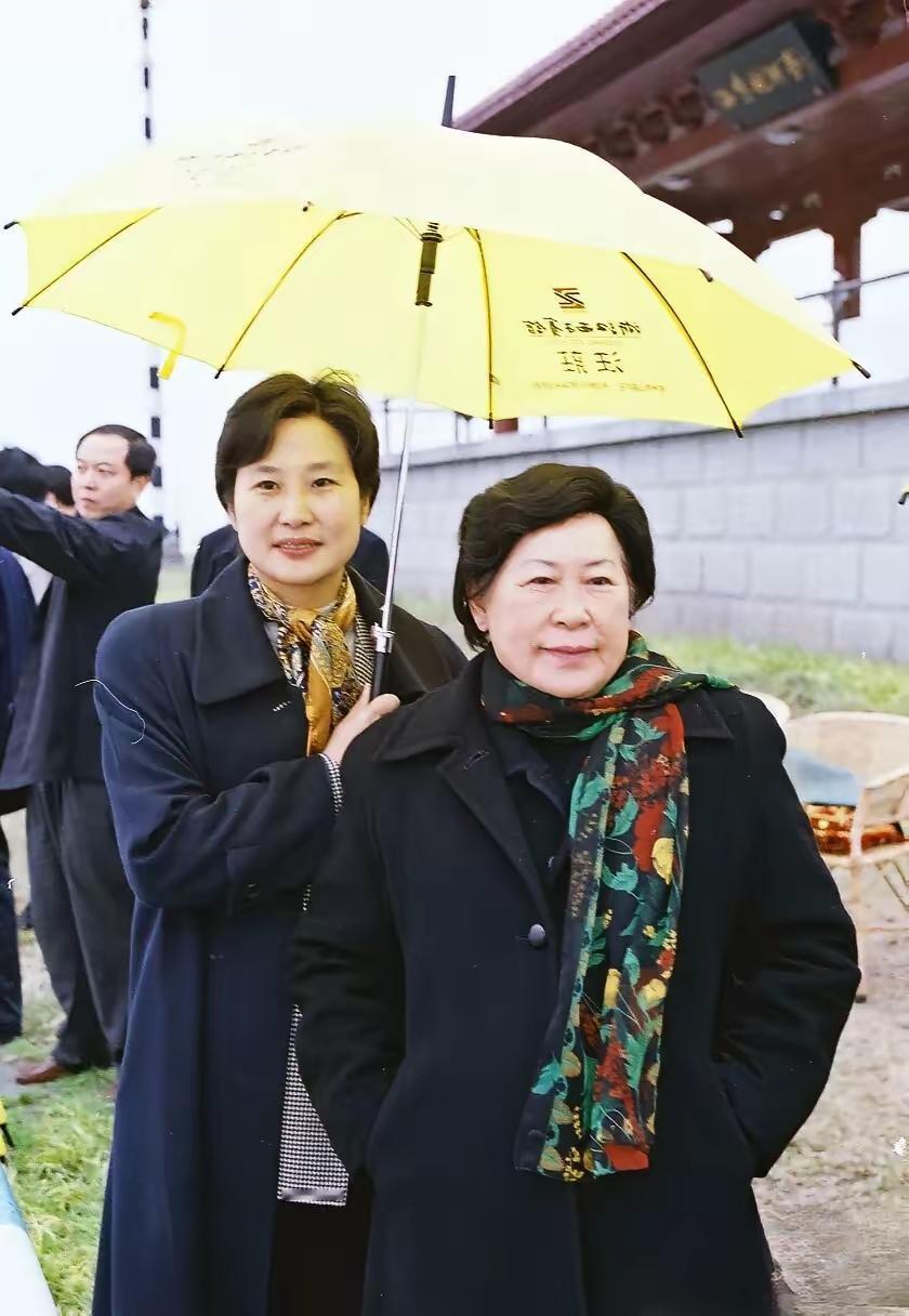 劳安同志盐官观潮留影2000年12月12日，盐官观潮现场，海宁市市长赵树梅立