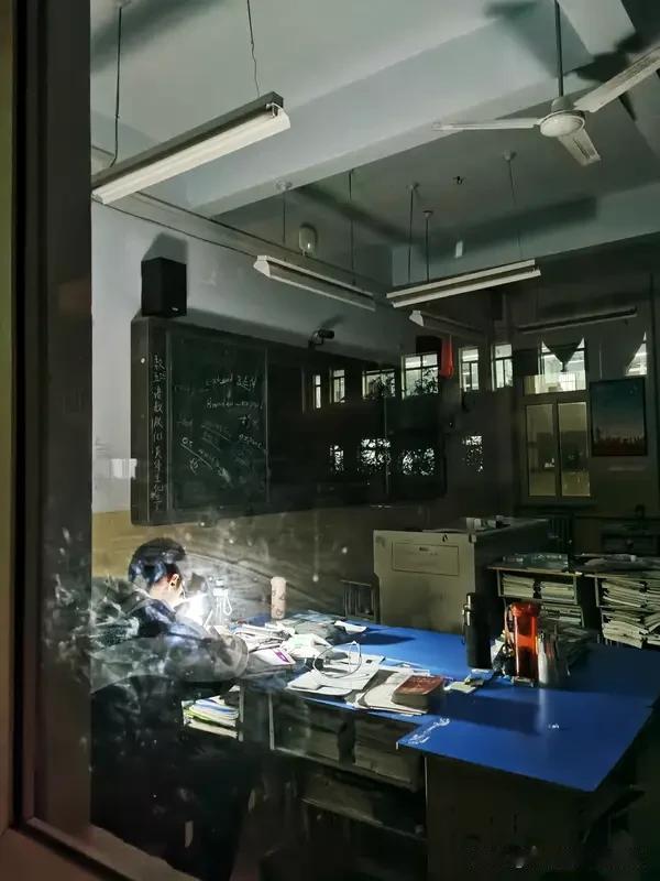 教育反思录（945）最了解教育的人是一线教师而非学校领导也不是教育专家