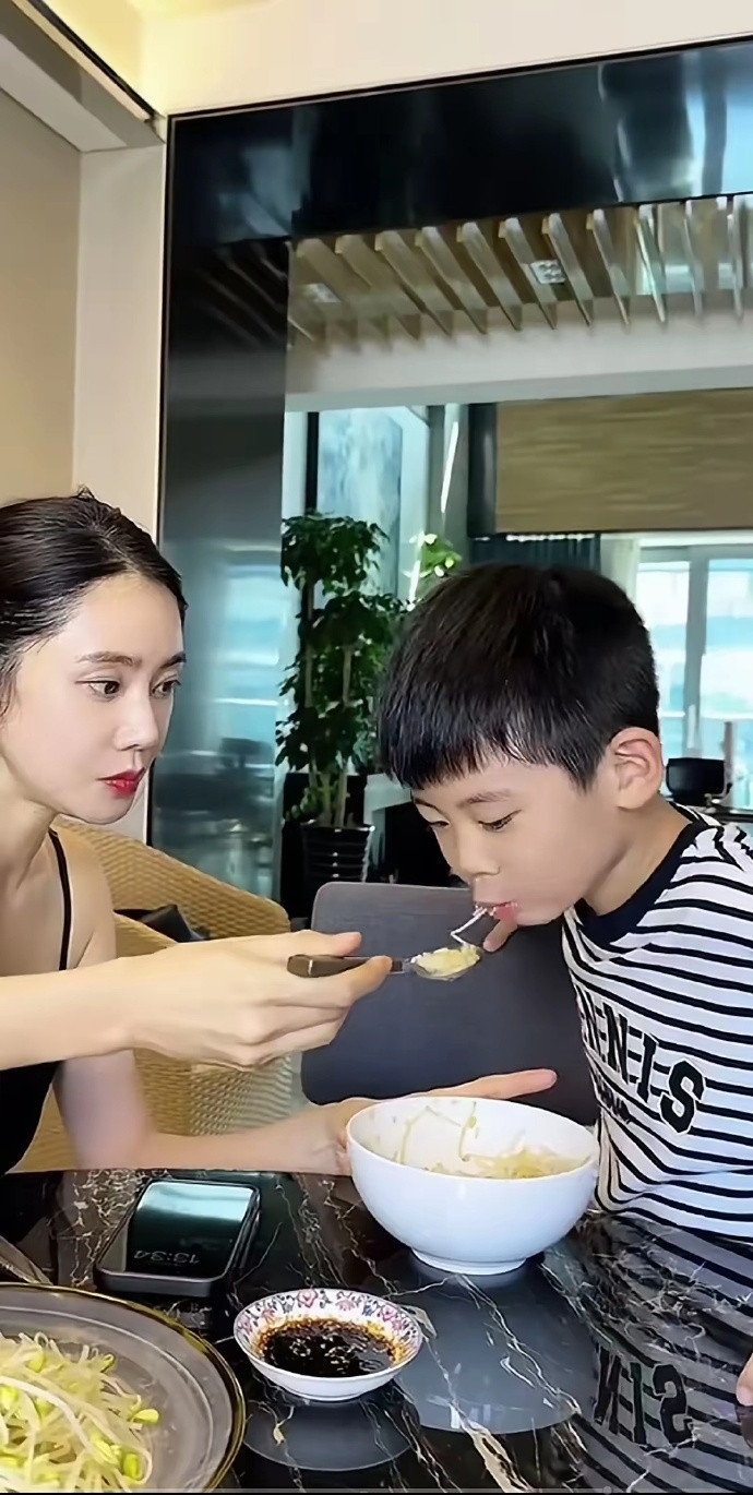 秋瓷炫，儿子长的好帅，遗传了夫妻俩的优点。​​​