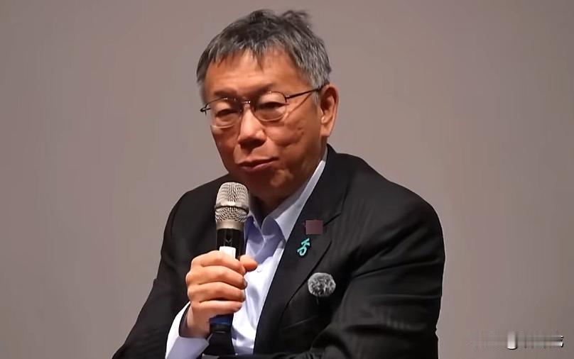 柯文哲称在狱中读过《邓小平传》。而柯文哲的言论也再惹争议，恐怕会破坏“蓝白合”