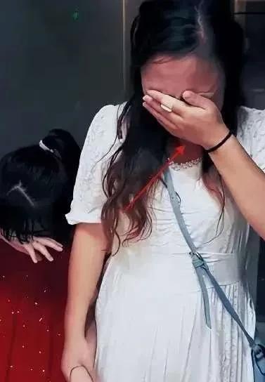 后悔莫及！妻子嫌弃丈夫赚钱少，逼着丈夫离婚，连女儿也带走了。但是万万没想到，丈夫