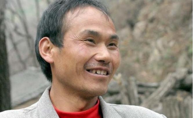 2012年，在山村执教22年的优秀教师，在亲吻精神疾病的妻子后，离开家，直到警察