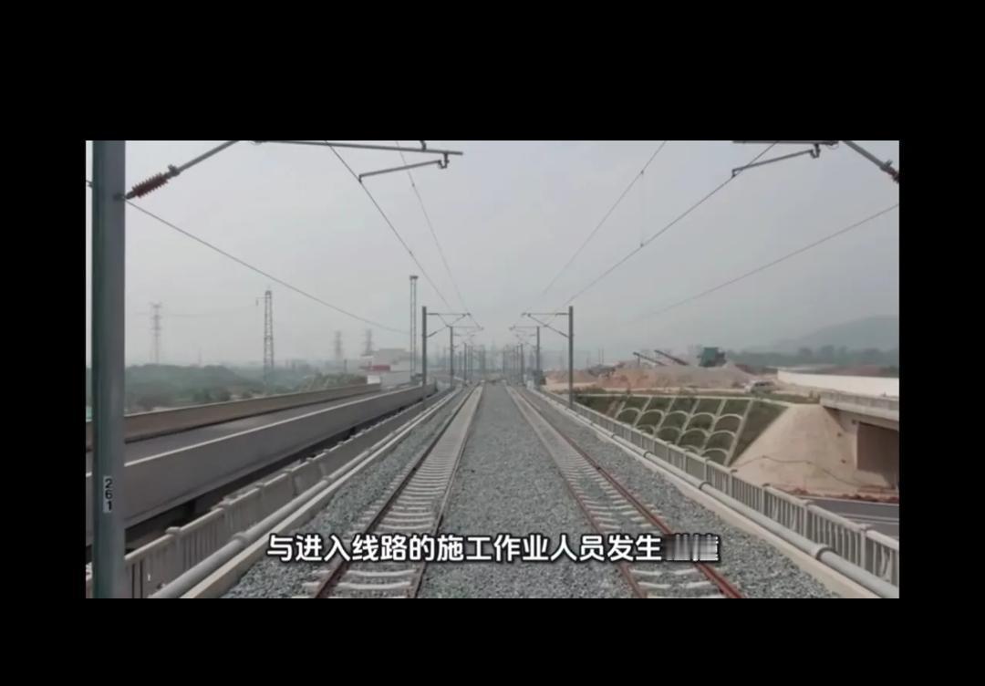 昆明站11死2伤，有个关键点，特意强调列车是“正常通过”，那么，罪魁祸首就是列车