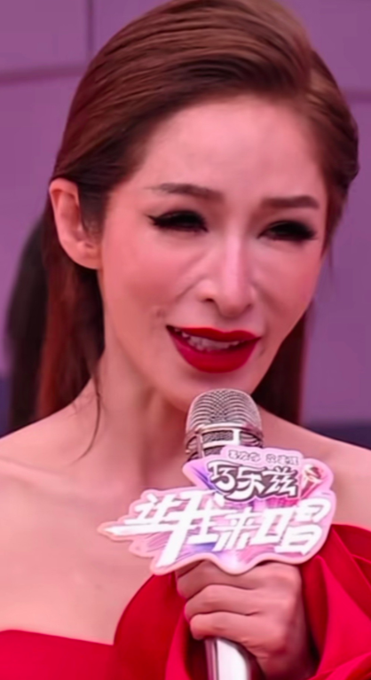 这是萧亚轩吗，这是化完妆的萧亚轩吗，这是曾经好好整容的萧亚轩吗？怎么越来越不好看