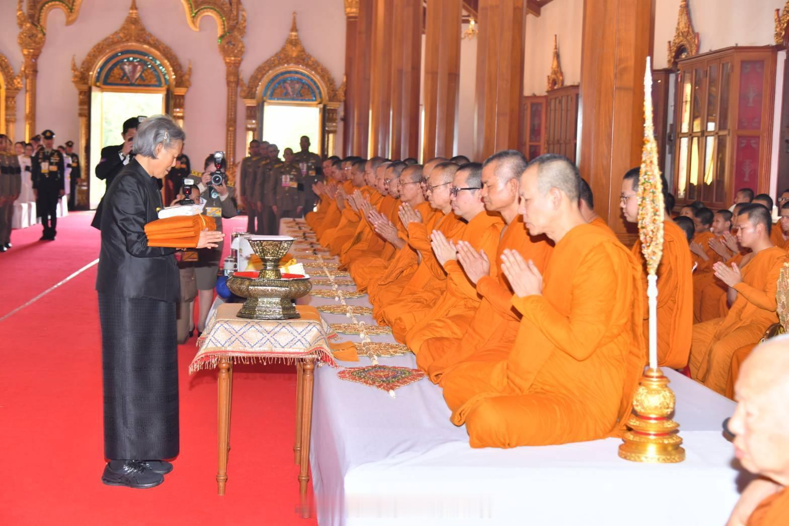 王室王室泰国王室诗琳通2025年10月27日，大婶在大城府送佛衣，这就