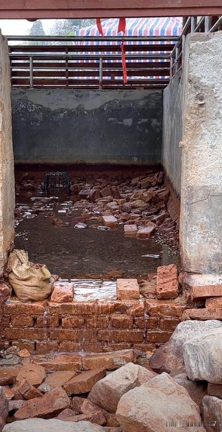 郑州年前那口泉水，还在喷水。但是，很明显，水量不是很大。有人说，泉水还会没。不