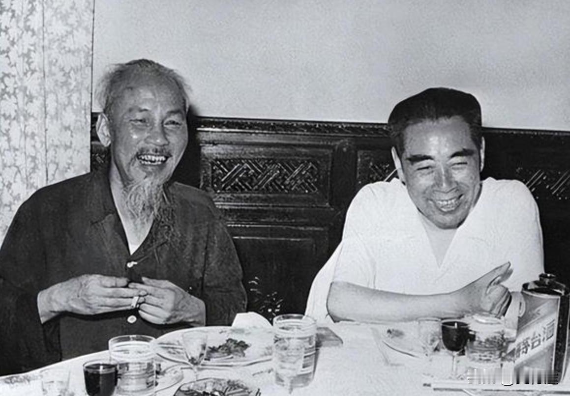 越南胡志明主席晚年身体很不好，应越方要求，中国经常派最好的医生去河内给胡志明治病