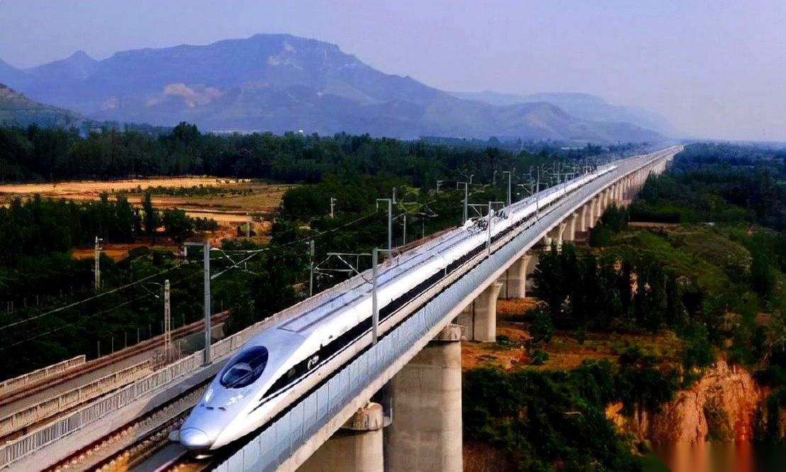 刷到个帖子，差点没把我气笑。说咱们高速收着费，8年亏了6万亿。美国那边呢？敞