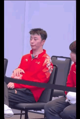 生活会告诉蒯曼，帅不能当饭吃，还是老老实实的和林诗栋搭混双吧。小石头虽然矮了