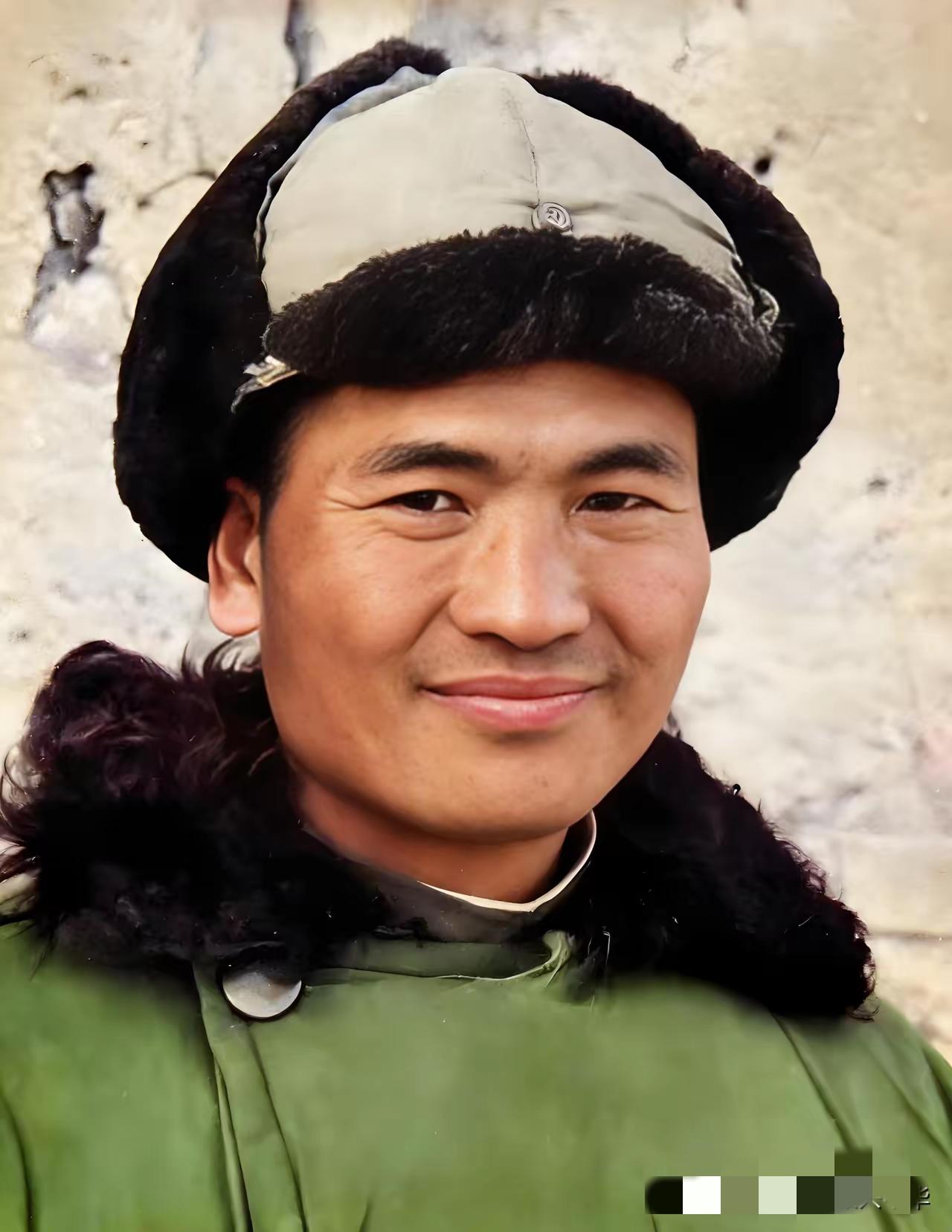 照片中的这名军人，他是傅作义心腹爱将，国民党105军中将军长袁庆荣。1948年1