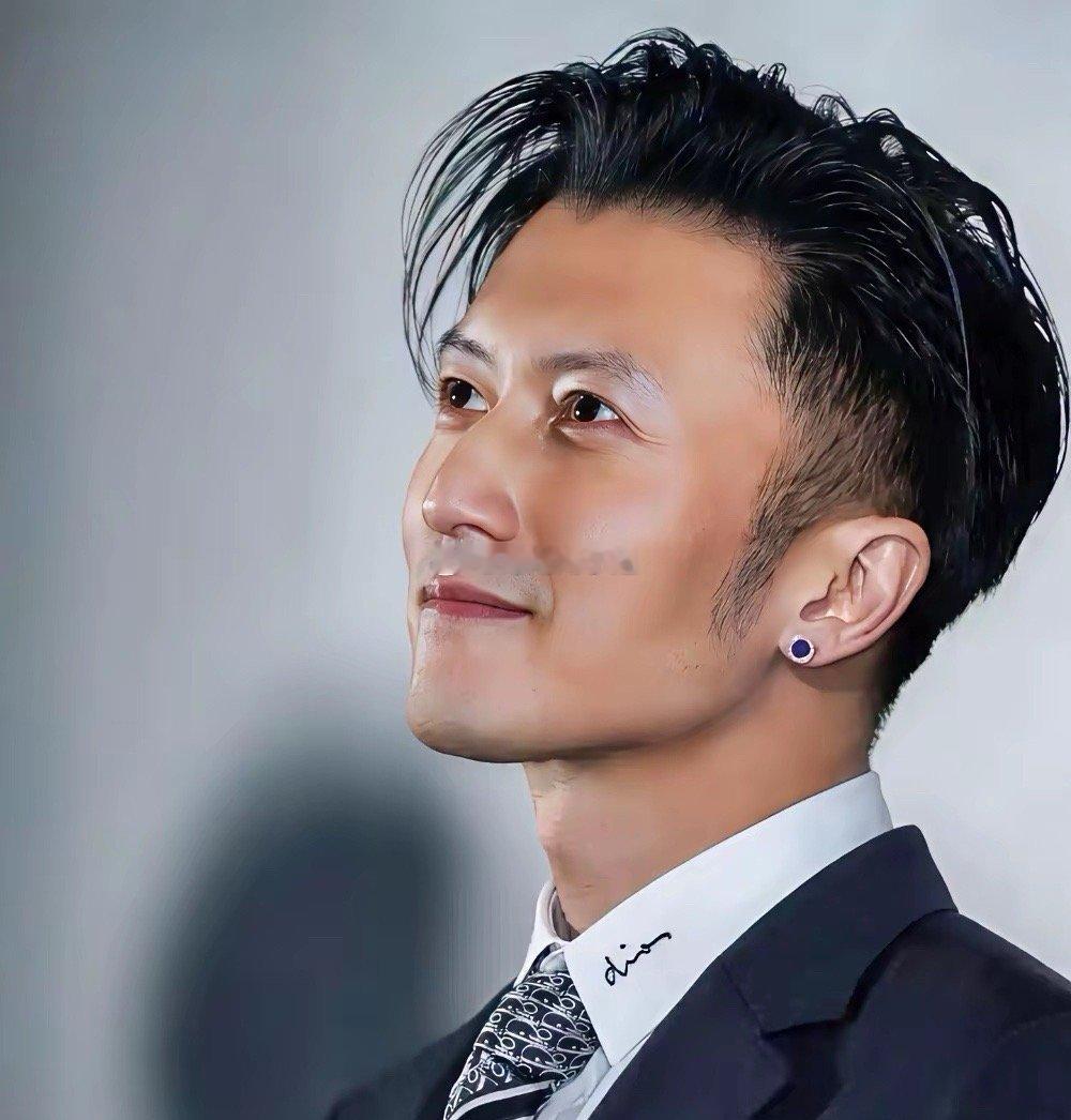 年轻时的谢霆锋，听说自己在香港富婆最想包养的排行榜排第二，他没反驳反而是追问谁是