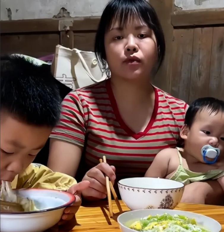 "太崩溃了！"四川32岁光棍浩哥和35岁离异女子相亲，女子直接带4