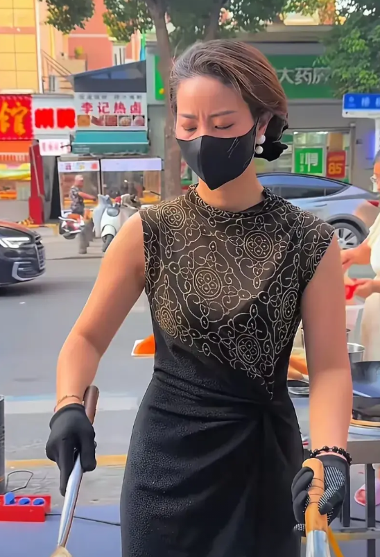 “炒粉姐”，又戴上口罩，回老家武汉“重操旧业”！仍然卖8元一份，一晚上200份，