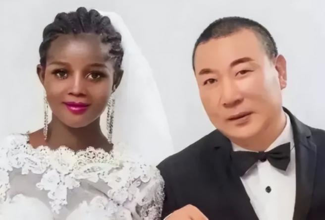 2017年，47岁的中国大叔，跟一个18岁的非洲女孩开玩笑：做我老婆怎么样？谁知